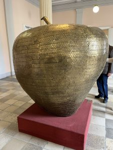 Schilling-Groschen-Apfel vor dem Stempelsaal der Münze Österreich